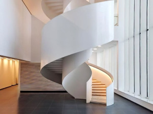 Винтовая лестница из металла и дерева