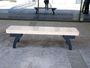 Бетонная скамья без спинки