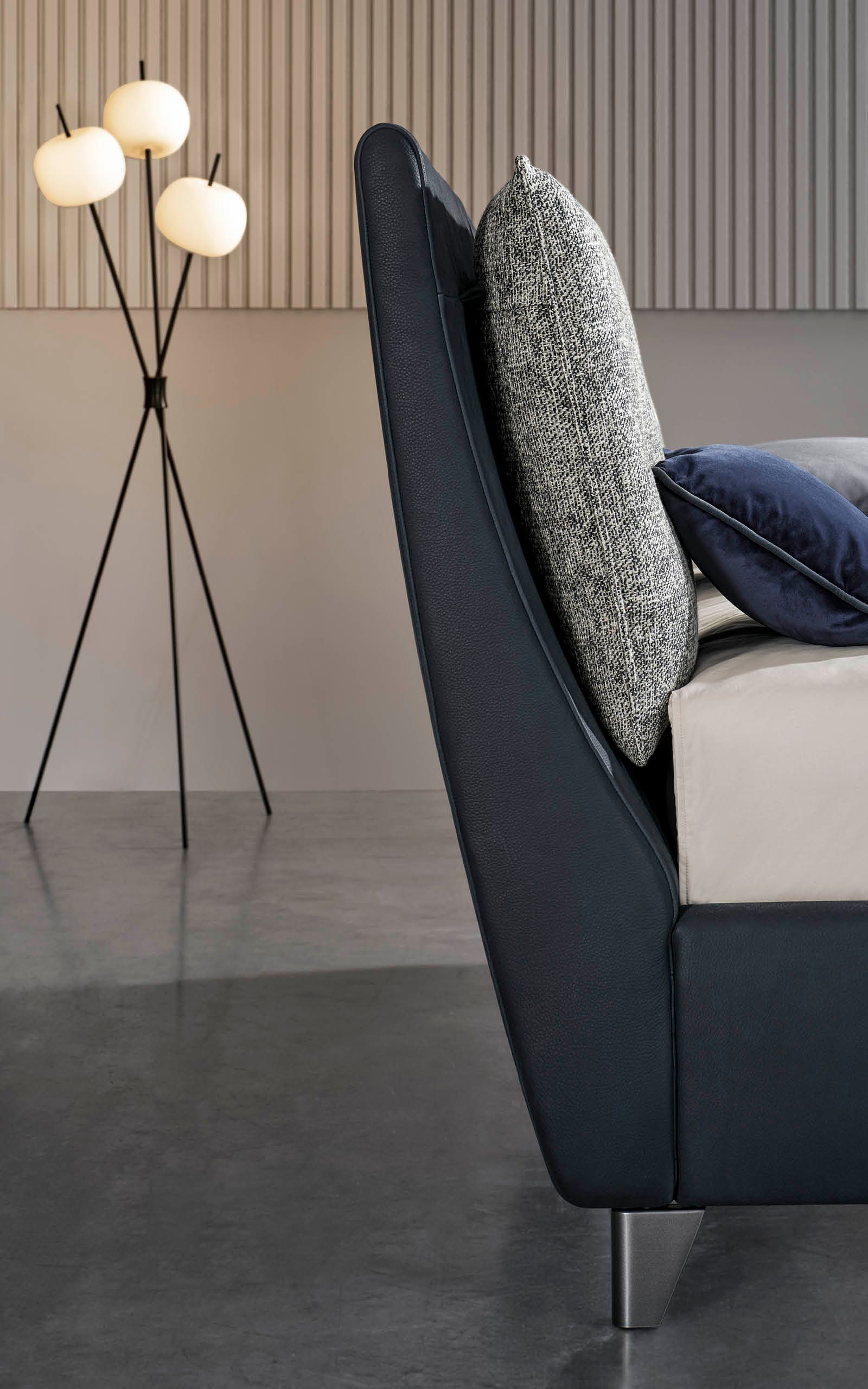 Кожаная двуспальная кровать с мягким изголовьем Twils пентхаус ARCH-00118007 - Вид №1