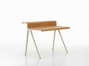 Деревянный письменный стол