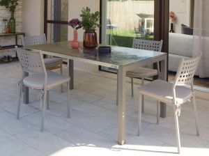 Выдвижной стол из майоликовой лавы и нержавеющей стали