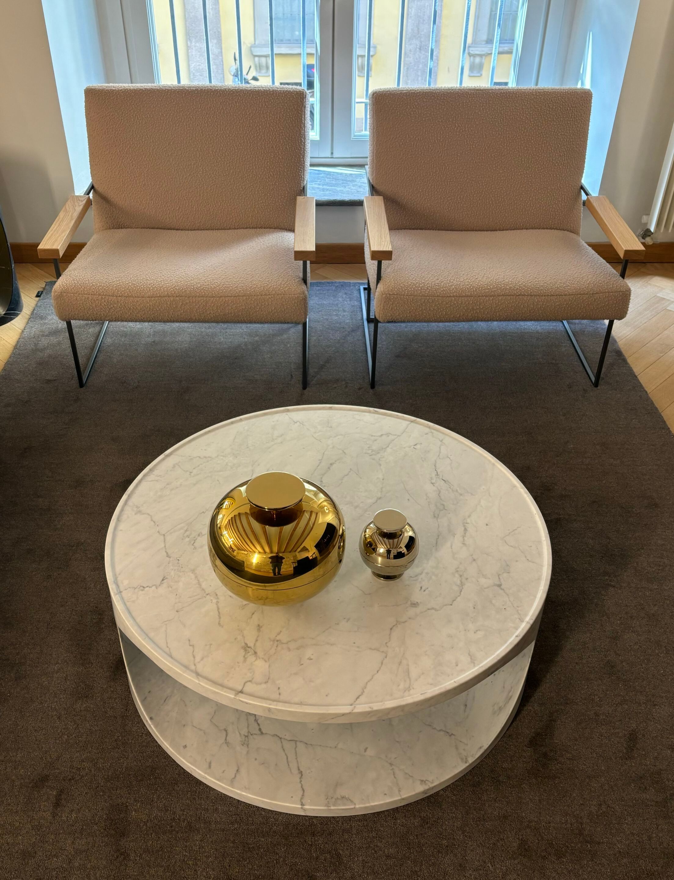 Низкий круглый журнальный столик из каррарского мрамора EPÒNIMO Roll ARCH-00140846 - Вид №9