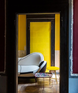 Журнальный столик из полиэфирной смолы со стальной рамой