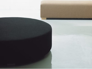 Изогнутая мягкая скамья