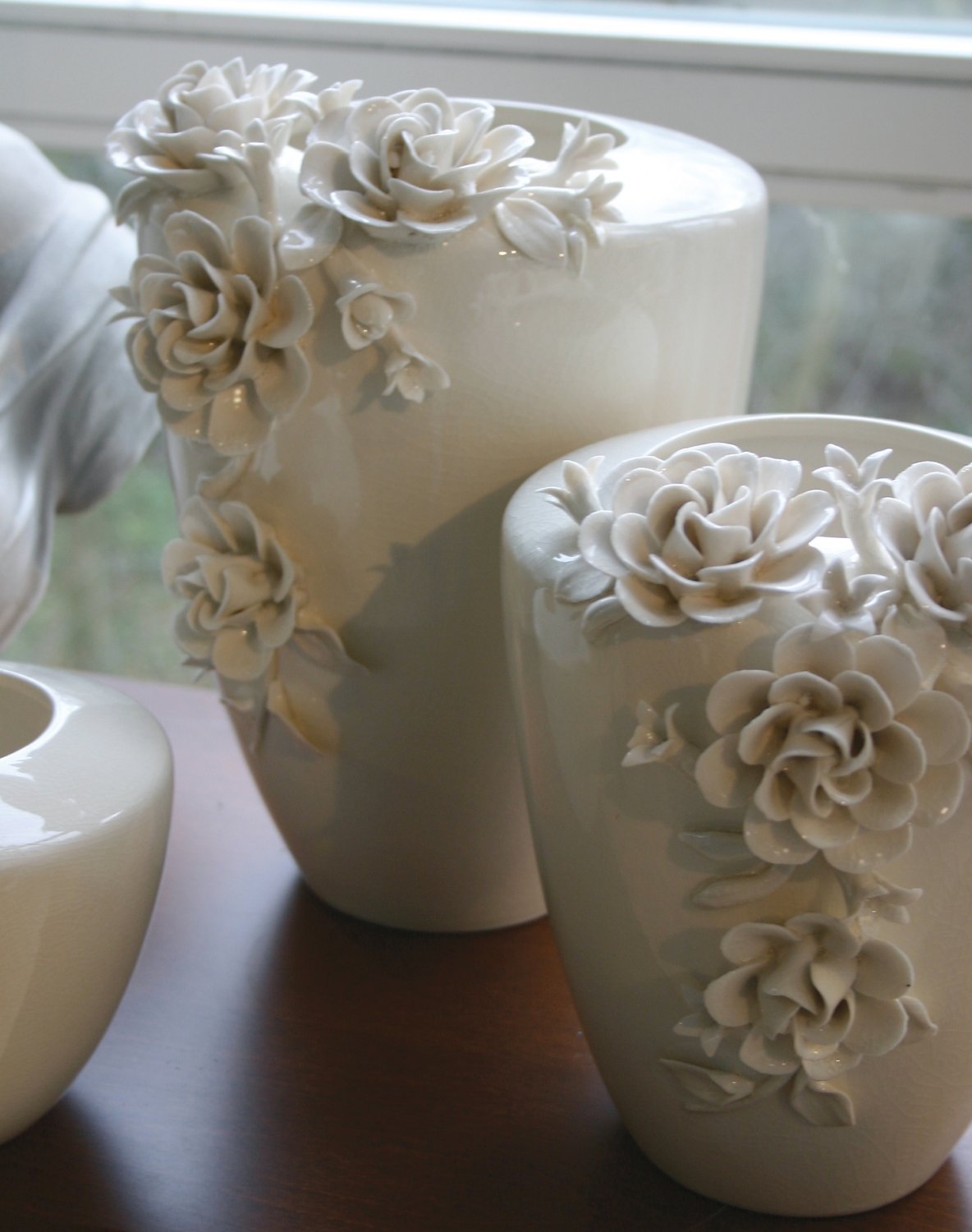 8161 778 a3 Декоративная керамическая ваза с орнаментом роза, 21 см, бежево-белая H-andreas  - Вид №2