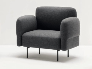 Тканевое кресло с подлокотниками