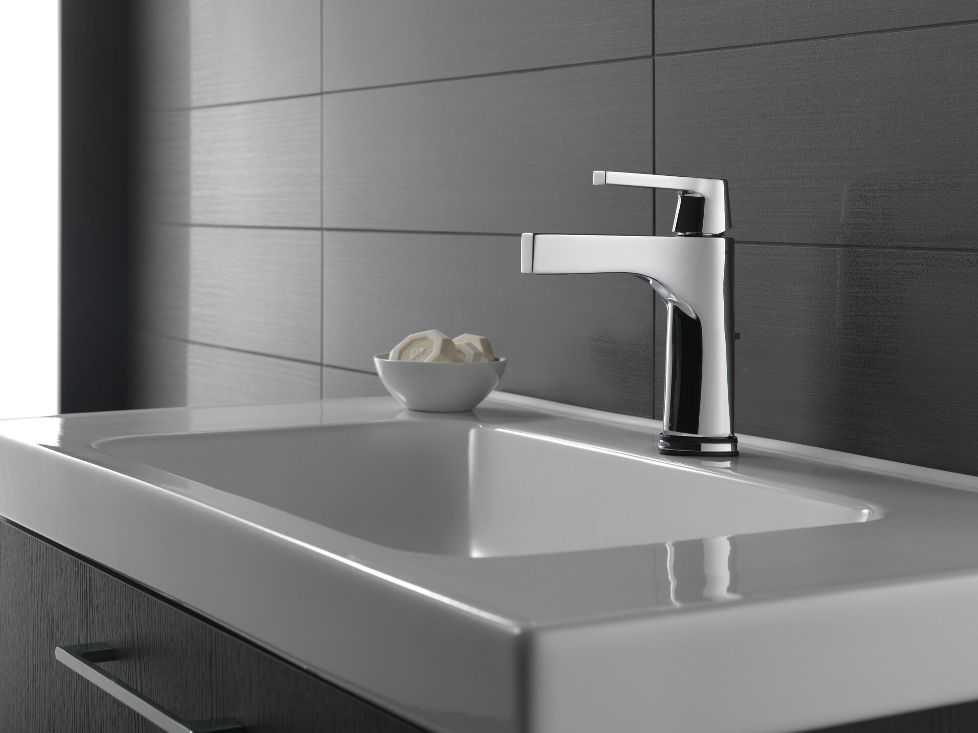 574T-BL-DST Смеситель для ванной с одной ручкой с технологией Touch2O.xt® Delta Faucet Zura Матовый черный  - Вид №4