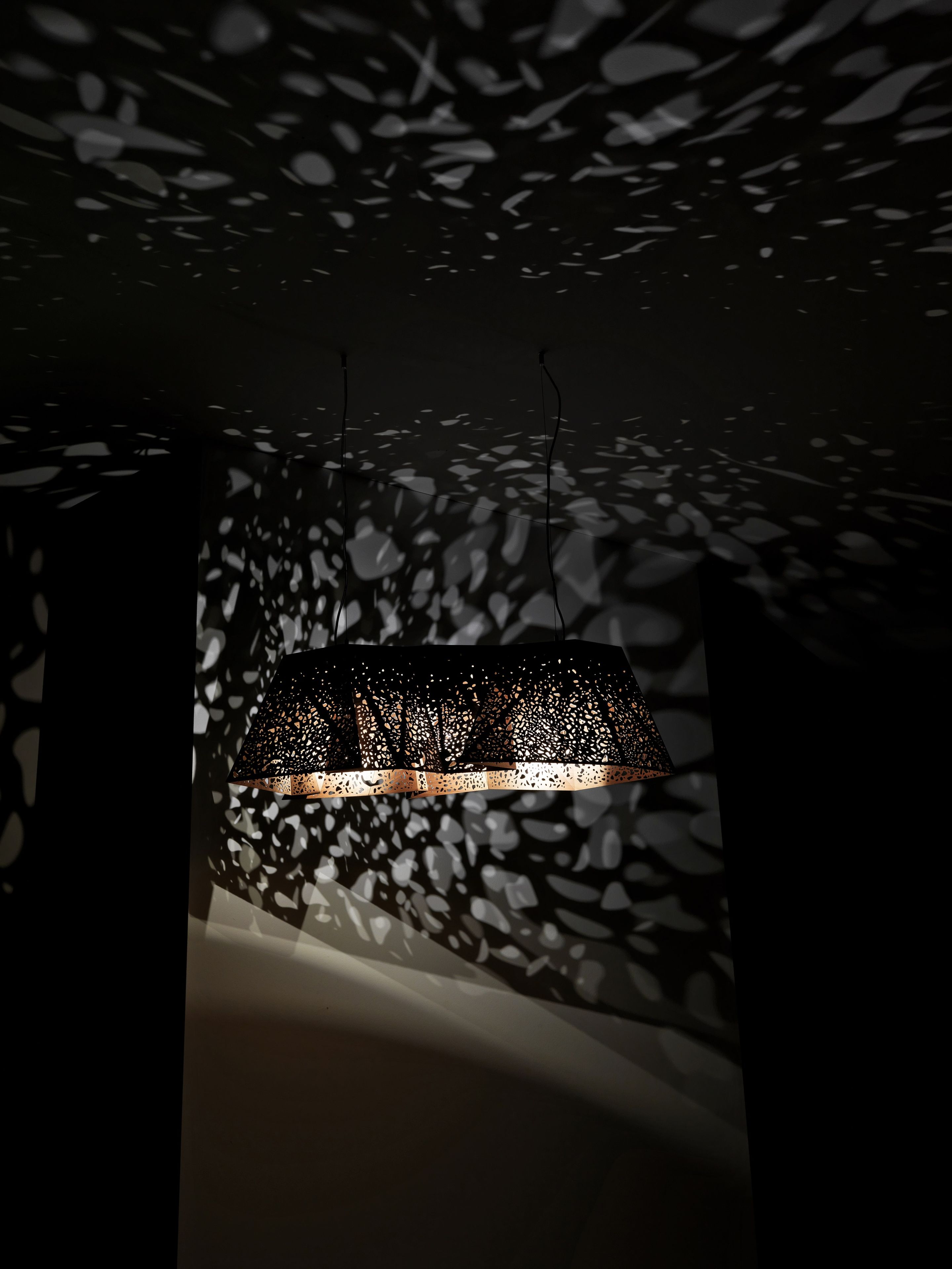 Подвесной светильник из грецкого ореха Casamania & Horm Riddled ARCH-00060048 - Вид №1