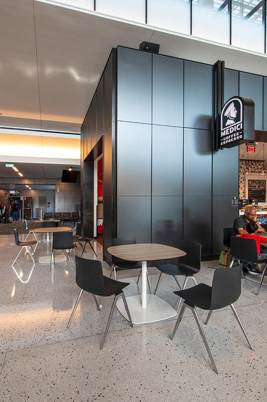 FSRT642 Система обшивки стен Levelr с панелями из стекла vivispectra vektr с индивидуальной прослойкой, показанной в конфигурации Reflective с отделкой pearlex + и открывающими ребрами из нержавеющей стали Forms-surfaces  - Вид №9