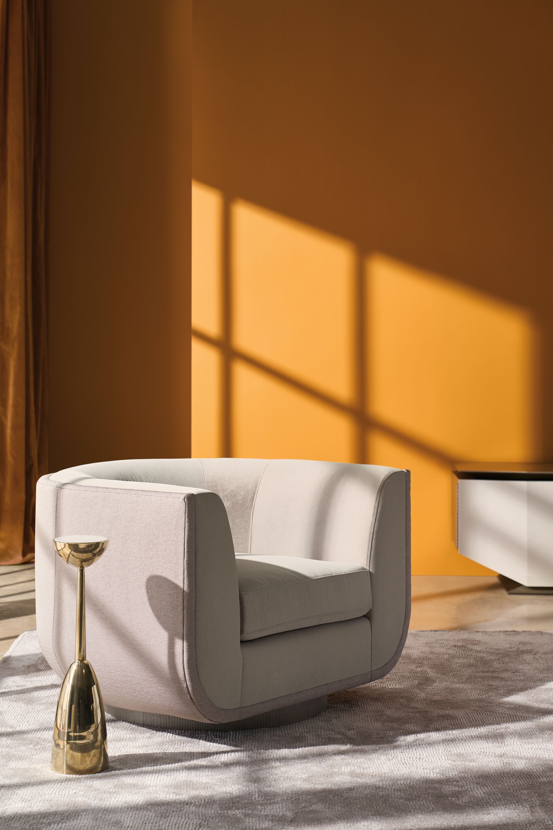 Бархатное вращающееся кресло с подлокотниками Caracole Clipper ARCH-00095571 - Вид №3