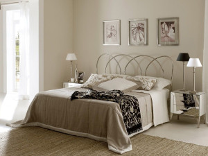 Деревянная тумбочка с ящиками