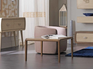 Деревянный журнальный столик