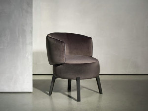 Бархатное кресло с подлокотниками