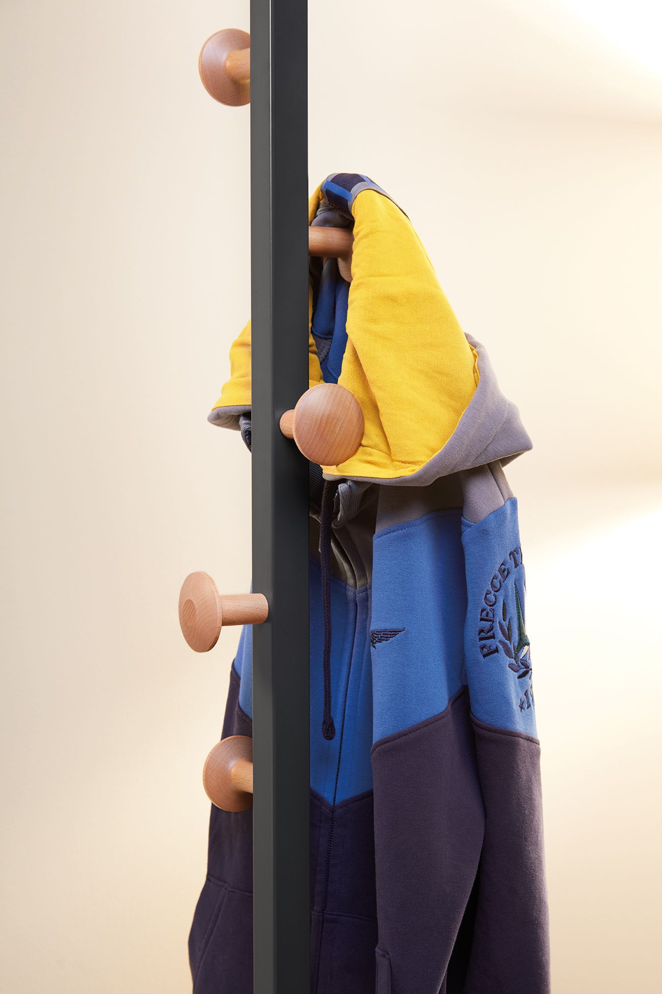 Деревянная вешалка для одежды Made Design BERGAMO ARCH-00080147 - Вид №3