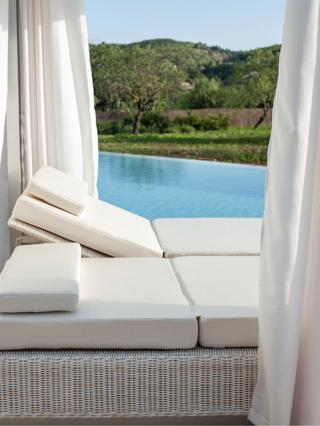 003913 Кровать lounge со шторами Point Sunset POINT1920