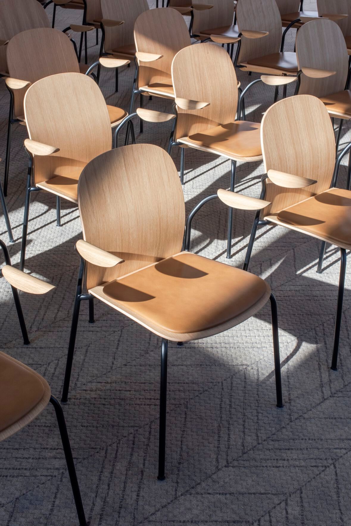 Штабелируемый дубовый стул с мягким сиденьем Gazzda Book ARCH-00145460 - Вид №9