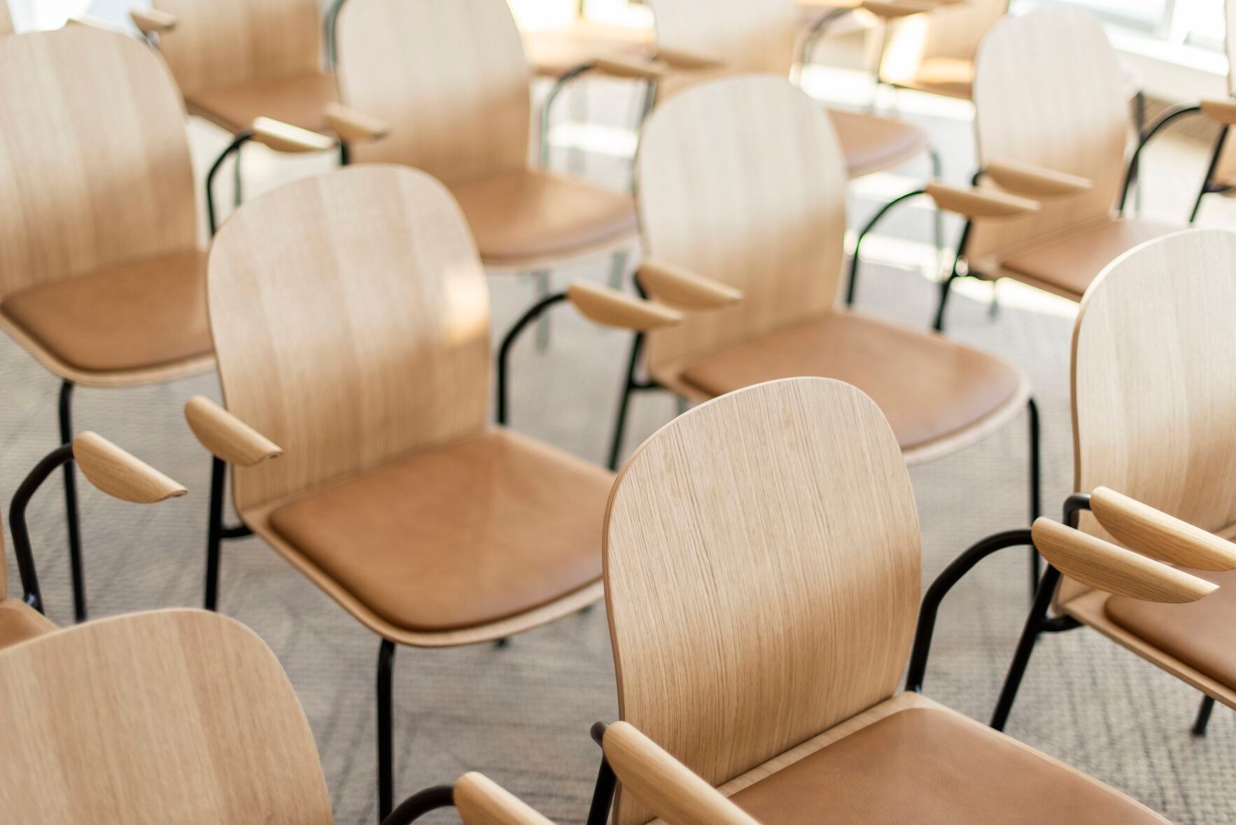 Штабелируемый стул из грецкого ореха с мягким сиденьем Gazzda Book ARCH-00092588 - Вид №3