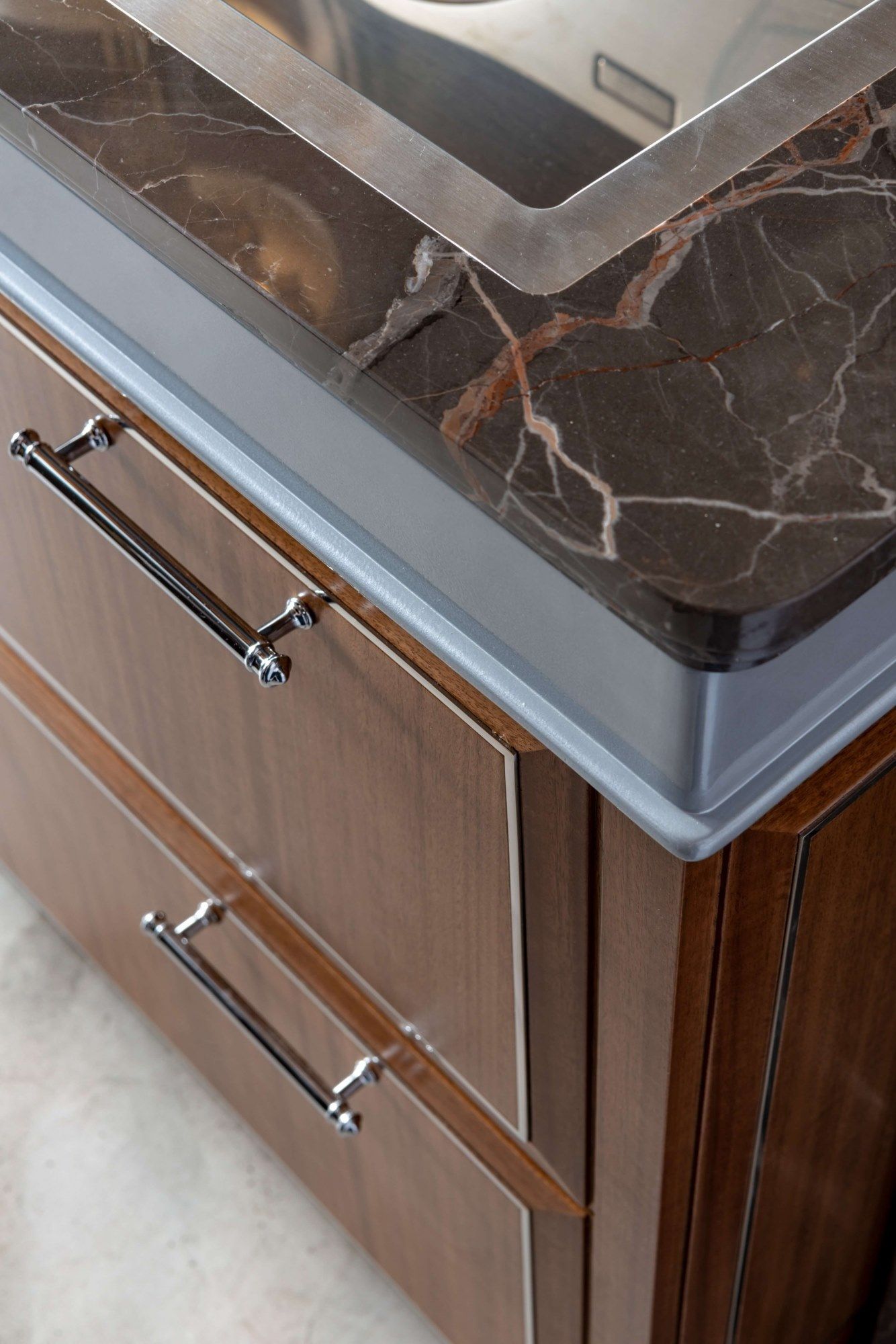 Кухня из эвкалипта с ручками на заказ с полуостровом Martini Interiors эссенция ARCH-00072314 - Вид №17