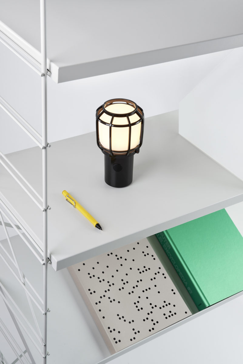 096320 Переносной светильник черный Marset Chispa 