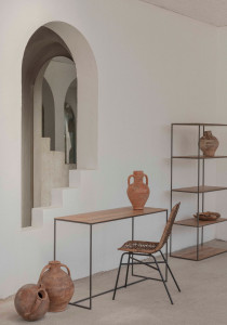 Прямоугольная консоль из стали и дерева