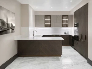 TM Italia Cucine Угловая кухня с полуостровом и колоннами D90