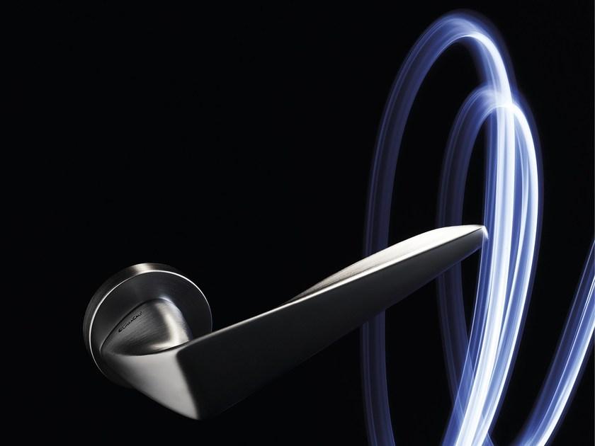 LINEA CALI' Латунная ручка на пластине в современном стиле Komfort sun-id-1448012 - Вид №1