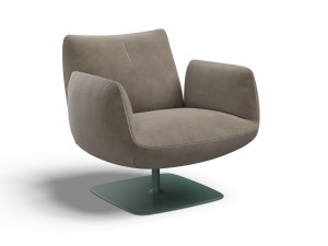 Кожаное кресло с подлокотниками