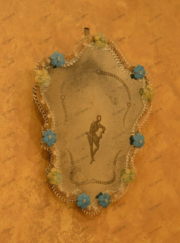 1007 ORIGINALMURANOGLASS Венецианское зеркало с венецианским персонажем Arlecchino Carnevale - муранское стекло OMG  см 