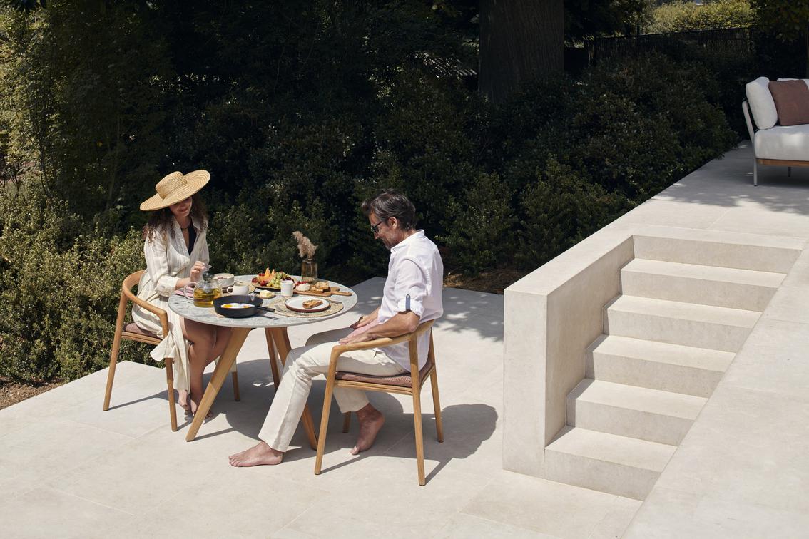 MNST986 Обеденный стол teak nero ⌀125см Manutti Torsa - Вид №8