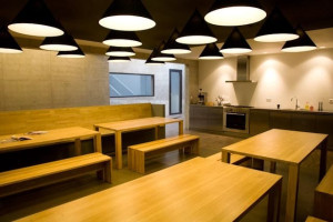 Деревянная скамья без спинки