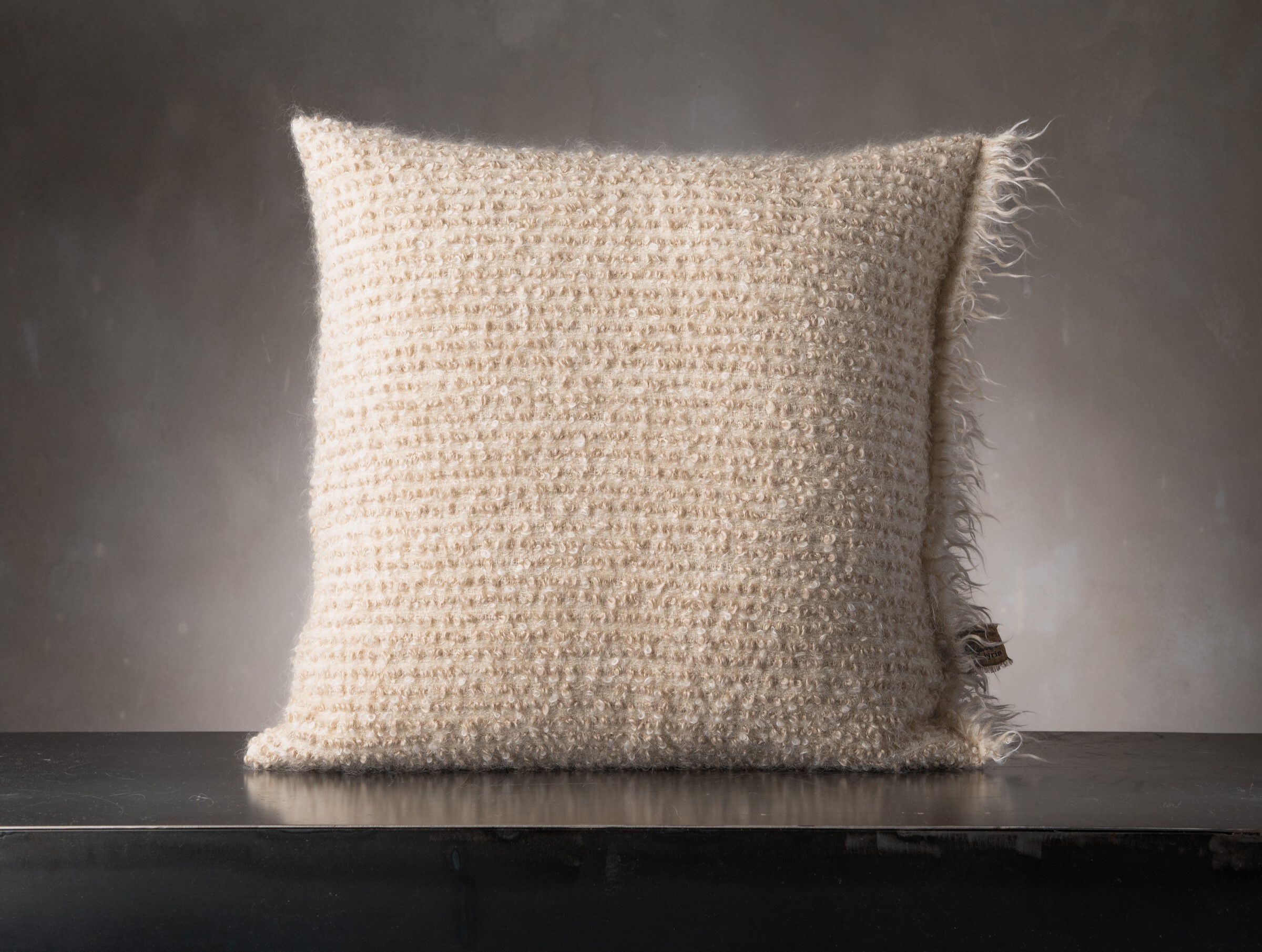 Квадратная шерстяная подушка The House of Lyria ARIETE ARCH-00121049