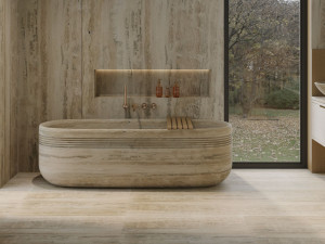 Ванна в центре комнаты из травертина