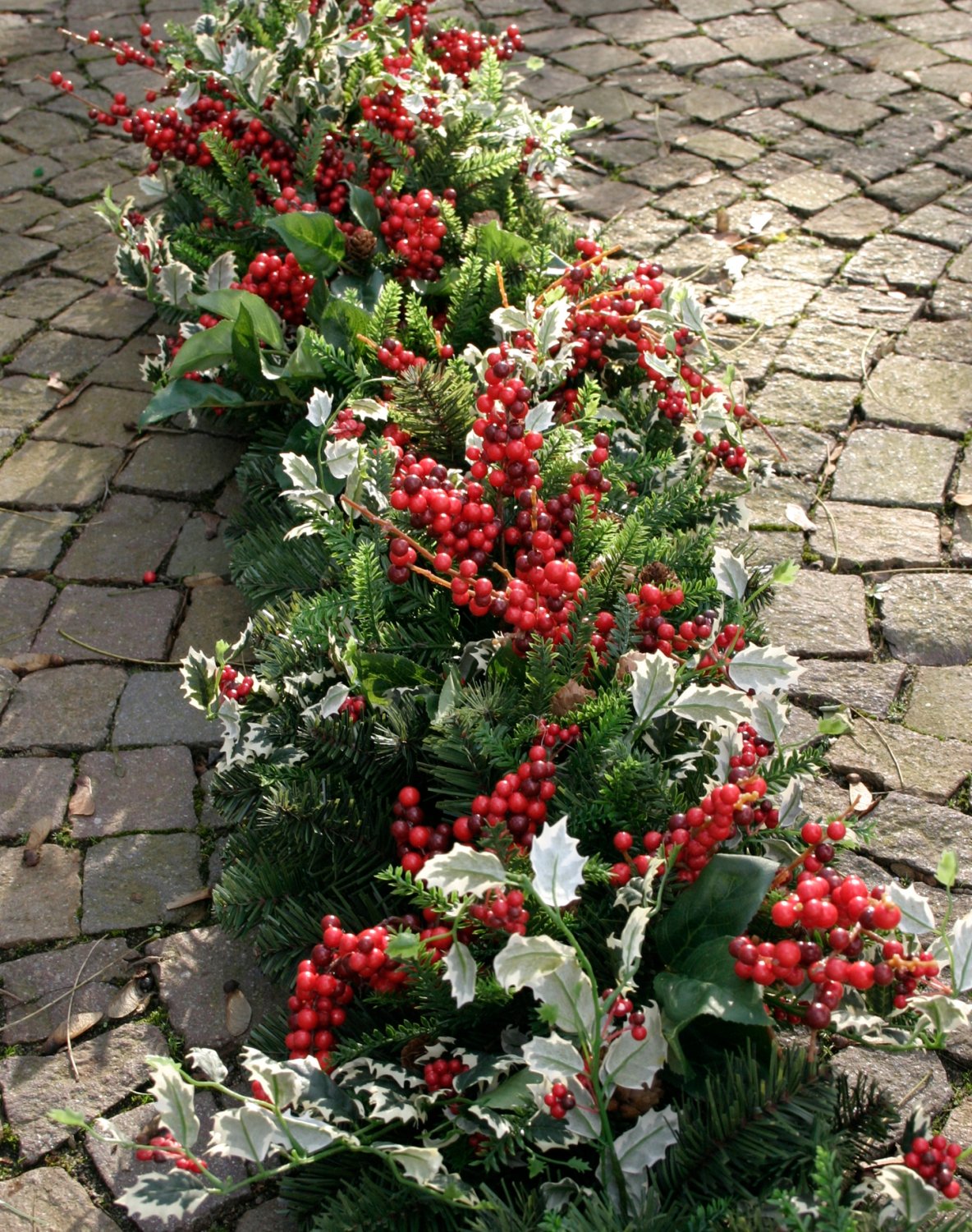 1392 844 a3 Гирлянда искусственная 'Илекс / ягоды / листья лимона', 180 см, зелено-красная H-andreas  - Вид №3