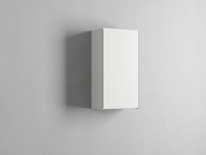 Настенный шкаф для ванной комнаты с дверцами