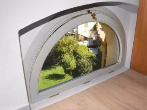 NAVELLO Поворотно-поворотное окно из дерева с изогнутыми дверцами Seta