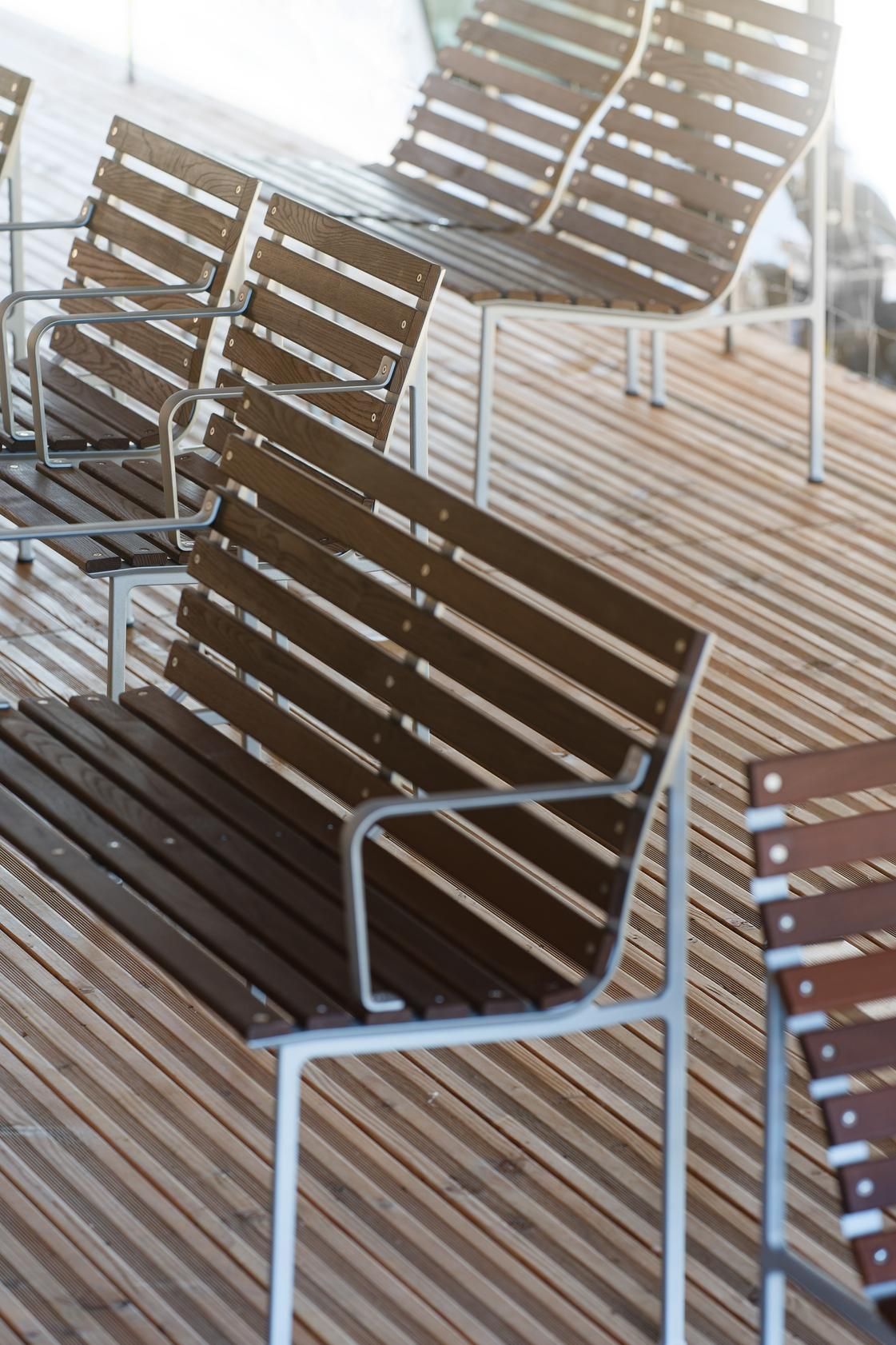 Садовая скамейка из ясеня с подлокотниками и спинкой Hay Траверс ARCH-00090628 - Вид №7