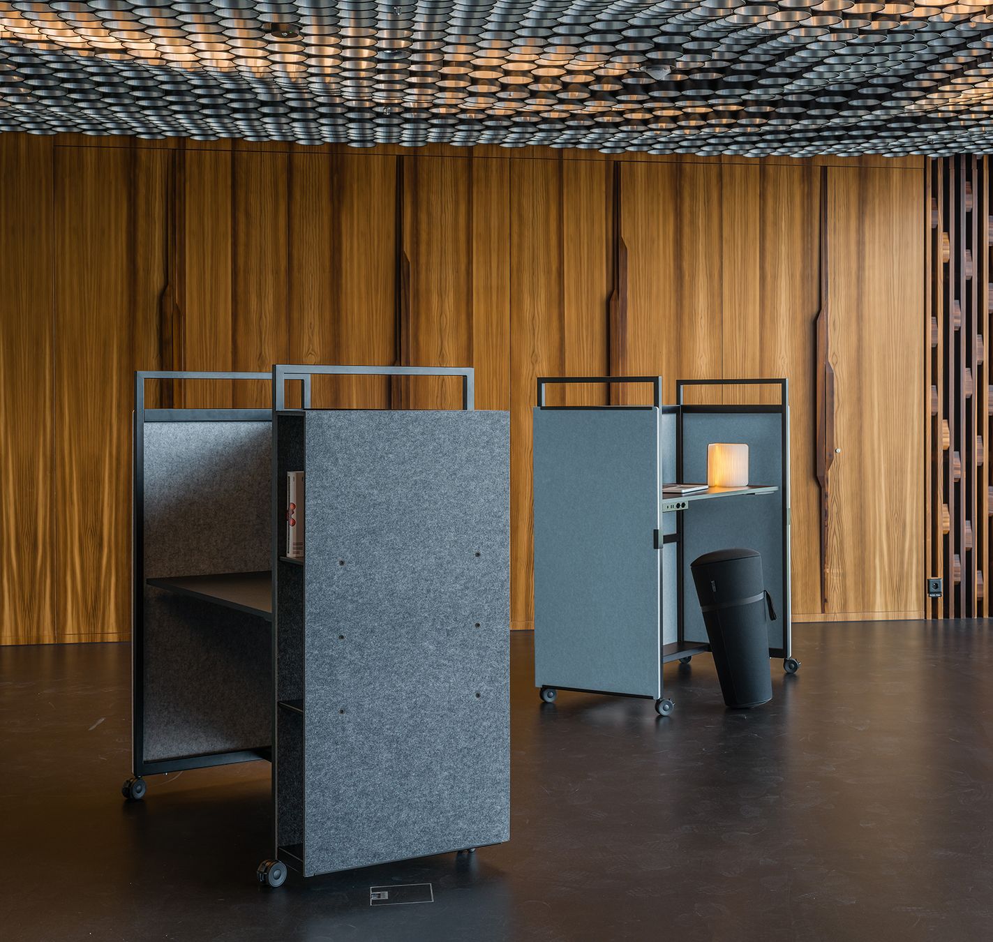 Рециркулированный ПЭТ регулируемая высота стол на колесах с электрической розеткой ECHOJAZZ MCART ARCH-00131553 - Вид №1