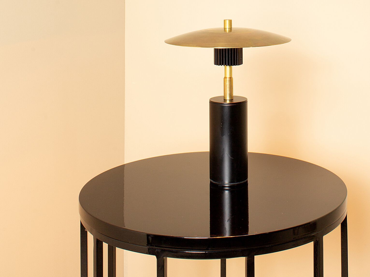 Перезаряжаемая латунная светодиодная настольная лампа Renzo Serafini DISCO ARCH-00005168