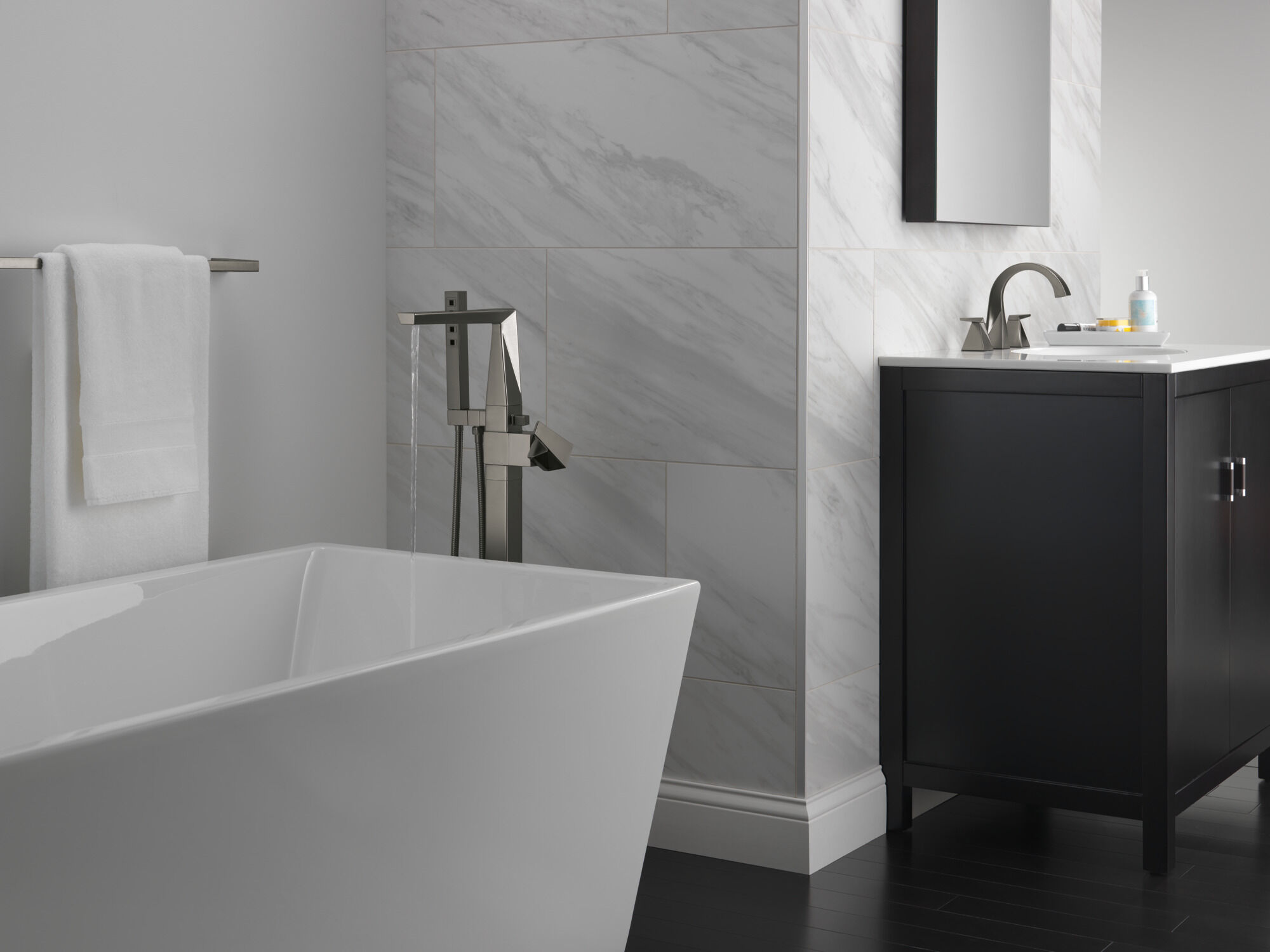 74330-KS 30-дюймовый полотенцесушитель Delta Faucet Trillian Черный нержавеющий  - Вид №1