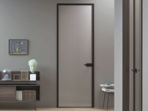 Алюминиевая и стеклянная распашная дверь с выдвижными петлями