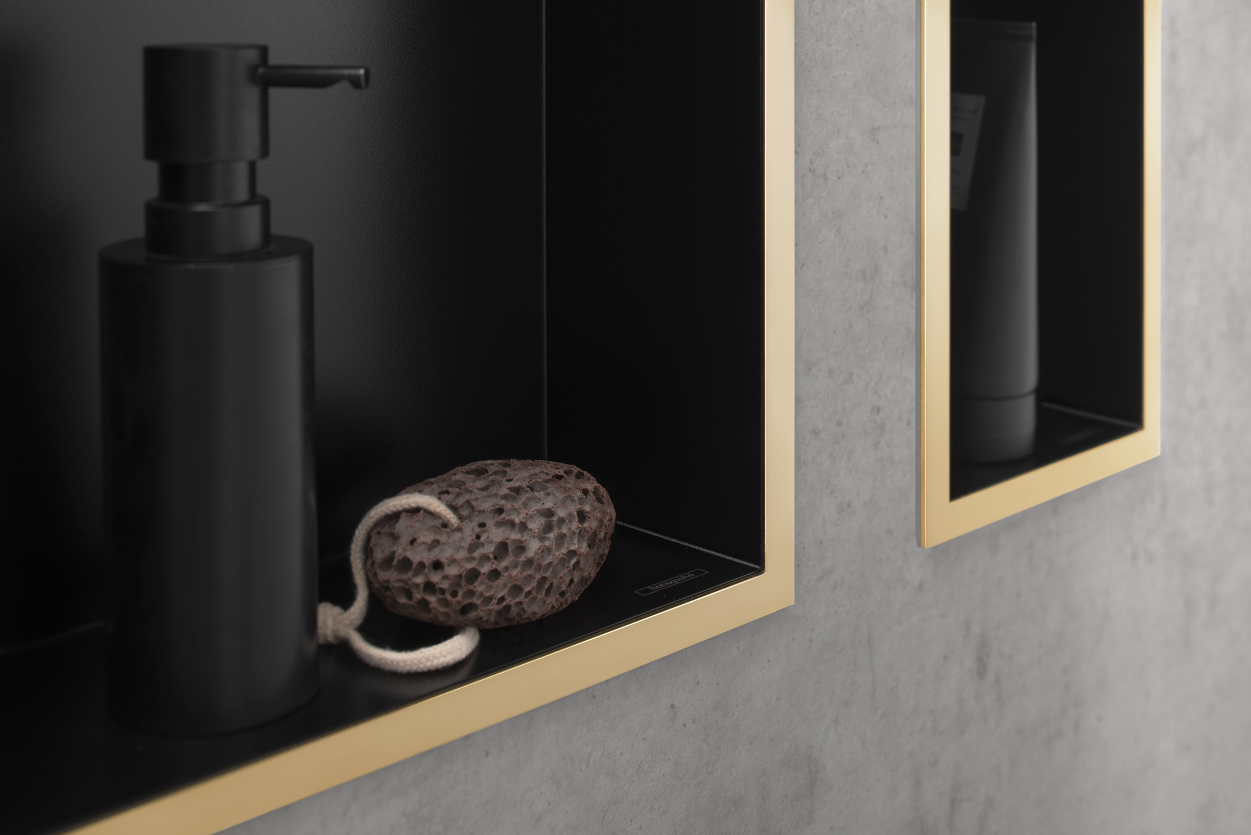 56095670 XtraStoris Individual Стеновая ниша Matt Black с дизайнерской рамкой 300/150/100 Hansgrohe  - Вид №3