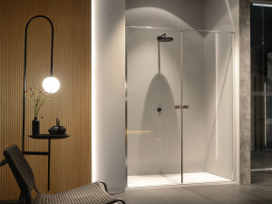 Душевая кабина в нише с распашной дверью