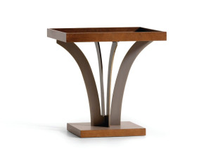 Квадратный стол для сервировки