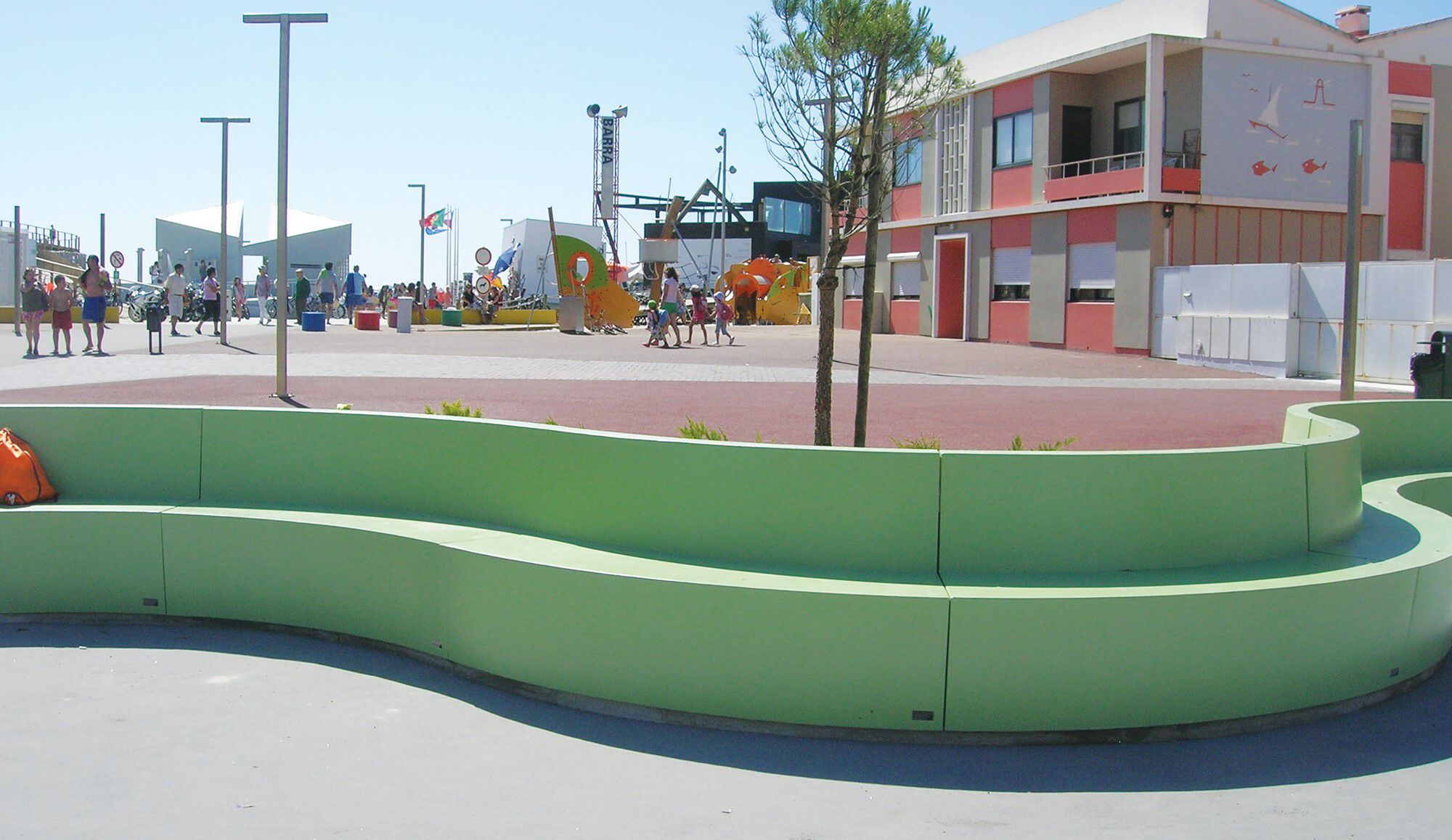 Изогнутая бетонная скамья со спинкой amop Mia ARCH-00041362 - Вид №1