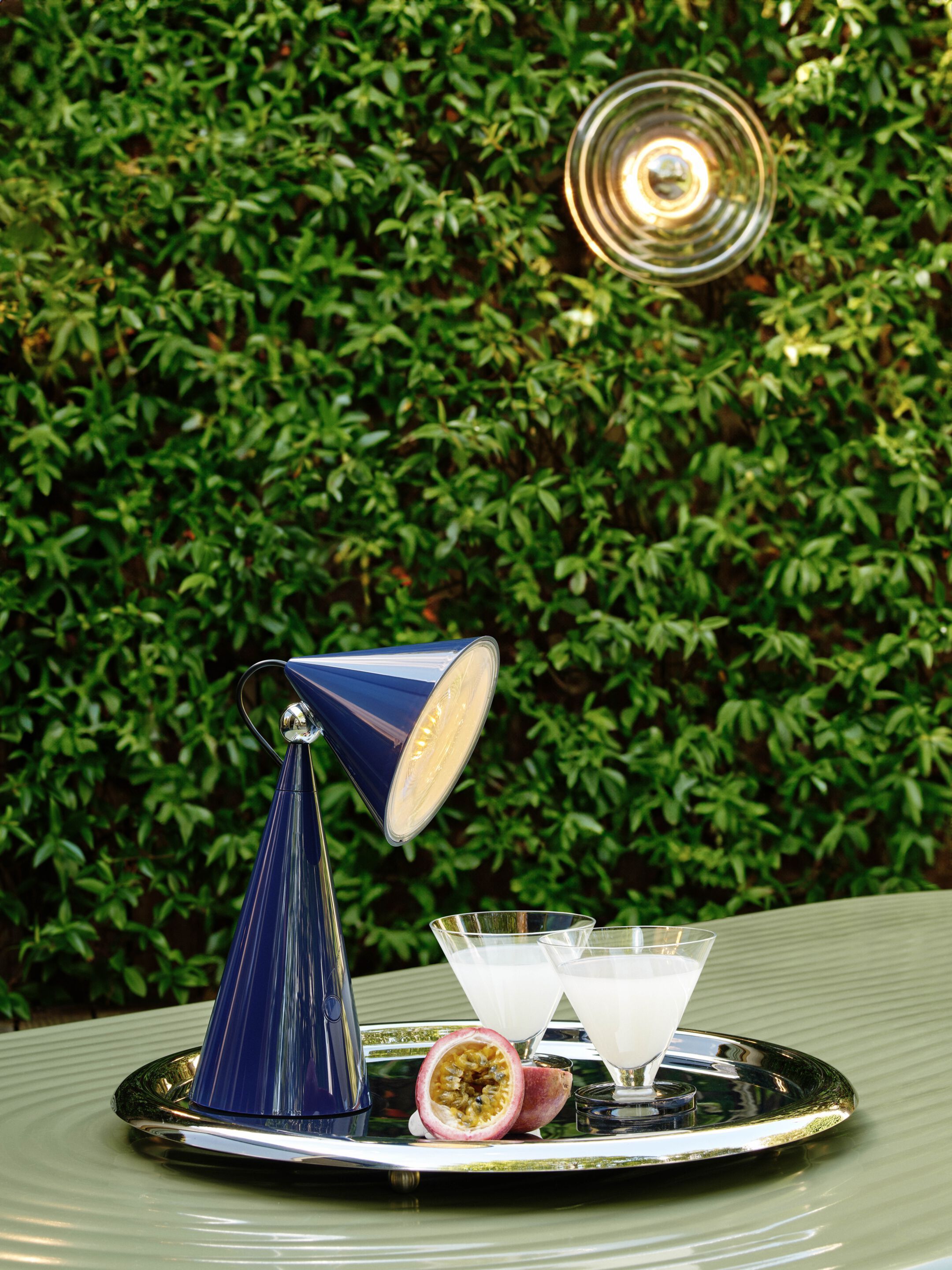 Светодиодная настольная лампа с батарейным питанием Tom Dixon поза ARCH-00060610 - Вид №9