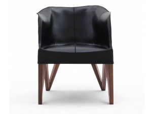 Кожаное кресло с подлокотниками