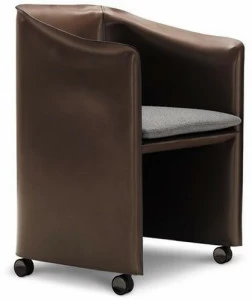 Minotti Мягкое кожаное кресло на колесиках