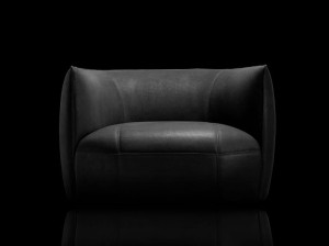 Кожаное кресло с подлокотниками