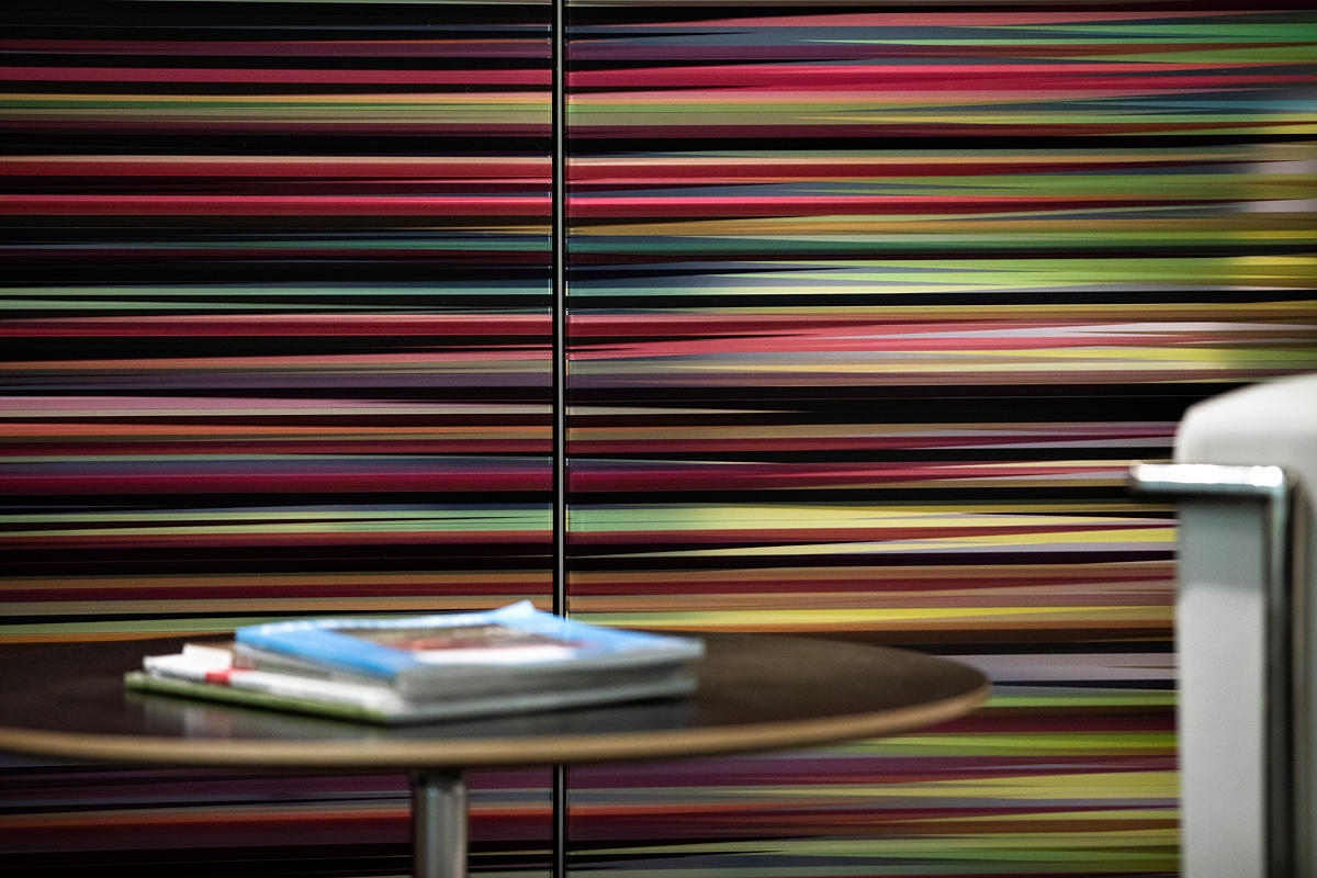 FSRT641 Система обшивки стен Levelr с панелями из стекла vivispectra vektr с индивидуальной прослойкой, показанной в конфигурации Reflective с отделкой pearlex + и открывающими ребрами из нержавеющей стали Forms-surfaces  - Вид №13