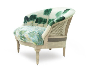 Деревянное кресло с подлокотниками